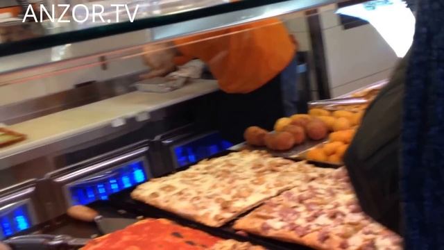 ИТАЛИЯ: 2 куска пиццы за 4 евро... в спальном районе Рима... ROME ITALY смотреть онлайн