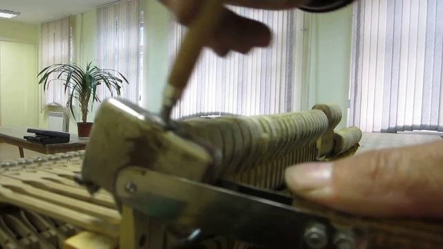 Устройство для шлифовки фильца молоточков фортепиано