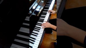 Эта девочка очень красиво играет на фортепиано!!!