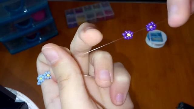 Красивое и легкое колечко из бисера ромашки?