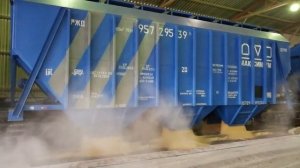 Выгрузка зерновых из вагона-хоппера на терминале в Новороссийске