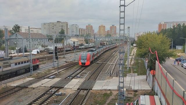 ЭС1-028 «Ласточка» рейсом №706 Москва - Нижний Новгород проследует станцию Железнодорожная смотреть онлайн