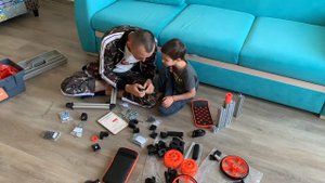 Сборка конструктора Bigo. Папа с сыном