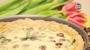 Киш с щавелем, шпинатом и охотничьими колбасками