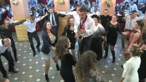 Оригинальный весёлый танец на свадьбе в Молдове.