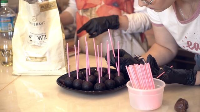 готовим кейк-попсы с Викторией Бредис смотреть онлайн