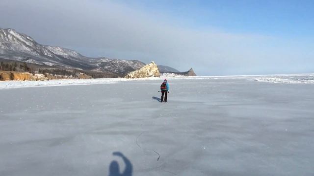 Лёд Байкала январь 2023. По молодому льду на коньках из Большого Голоустного в Бухту Песчаную.