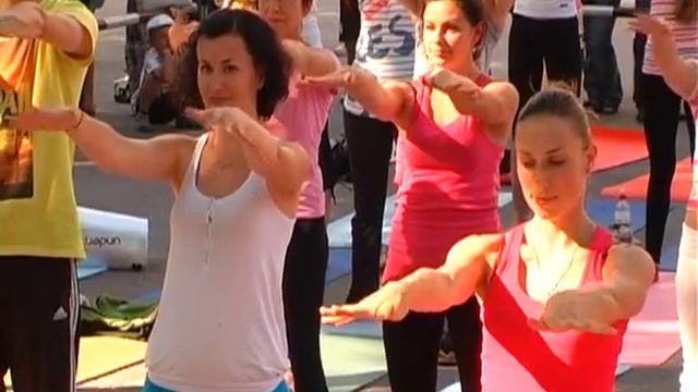 Вперше в Івано Франківську влаштували сеанс массової йоги (НОВИНИ 402) смотреть онлайн