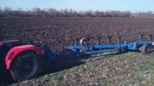 Кировец К-424 с плугом 5+1+1