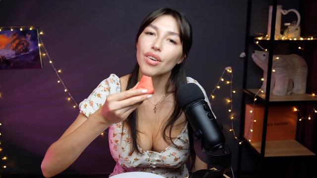 ASMR/АСМР итинг арбуза, шепот для сна, триггеры, релакс и расслабление eating watermelon top baby