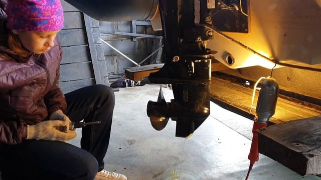 Замена масла в редукторе лодочного мотора. Практика. смотреть онлайн