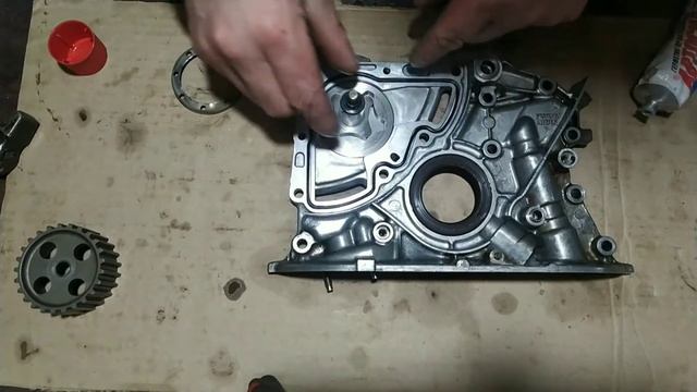 Меняем сальники на маслонасосе и устанавливаем на место. смотреть онлайн
