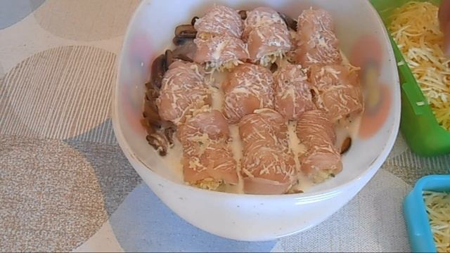 Куриные рулетики с сыром на грибной подушке.Просто. Быстро.Вкусно!