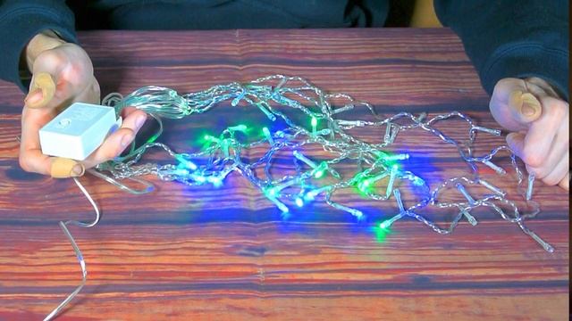 Светодиодная гирлянда-бахрома по контурам крыши и декора окон смотреть онлайн