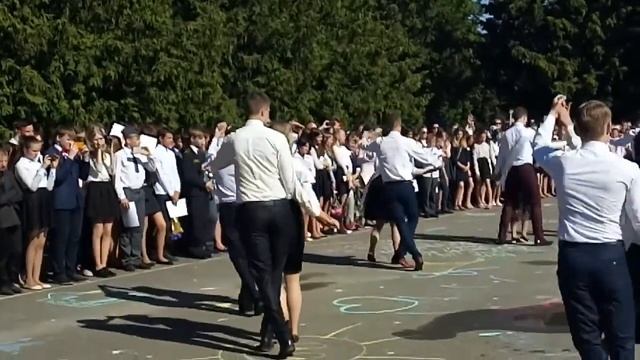 Школьный вальс от выпускников СШ № 2 им. Н. П. Массонова г. Свислочь. смотреть онлайн