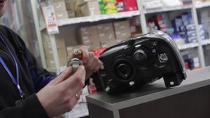 Замена ламп в передней фаре и заднем фонаре Lada Largus