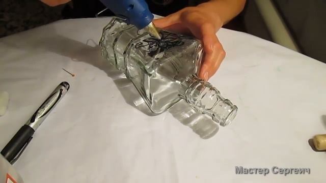 Декор бутылок горячим клеем. Красивое оформление бутылок смотреть онлайн