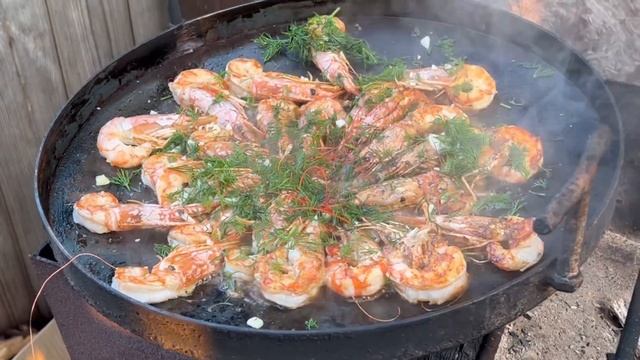 Креветки королевские на костре! Ты такого еще не пробовал. Просто, быстро, легко и очень вкусно. смотреть онлайн