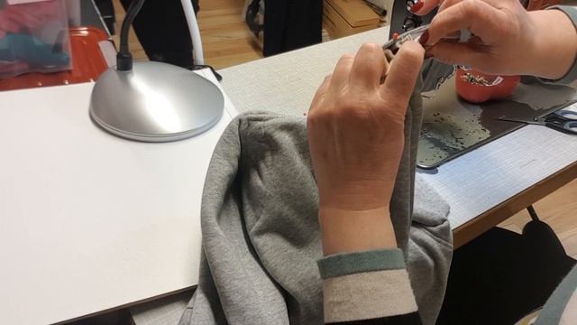 Как укоротить рукава с трикотажными манжетами ? Хитрости профессионала! смотреть онлайн