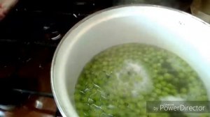 Консервирую зелёный горошек.