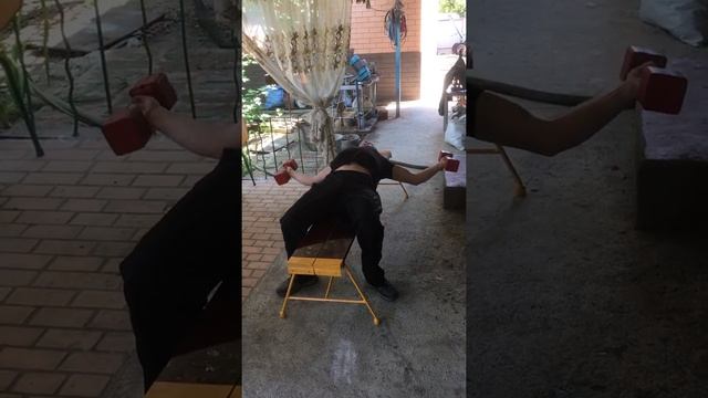 Разведение и сведение гантелей лёжа на горизонтальной скамье смотреть онлайн