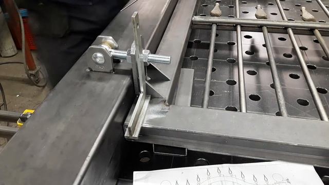 СВАРКА ПОЛУАВТОМАТОМ СДЕЛАЛ КАЛИТКУ С НЕУБИВАЕМЫМИ НАВЕСАМИ смотреть онлайн