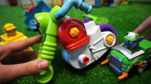 Щенячий Патруль - игрушки. Видео для детей. Собираем мотоцикл