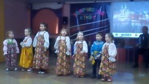 Мишка с куклой бойко топают