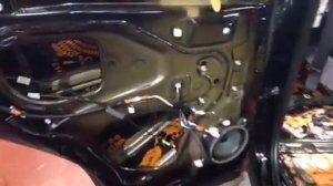 Виброизоляция пола автомобиля. Максимально покрывая весь метал, клеем виброизоляционный материал