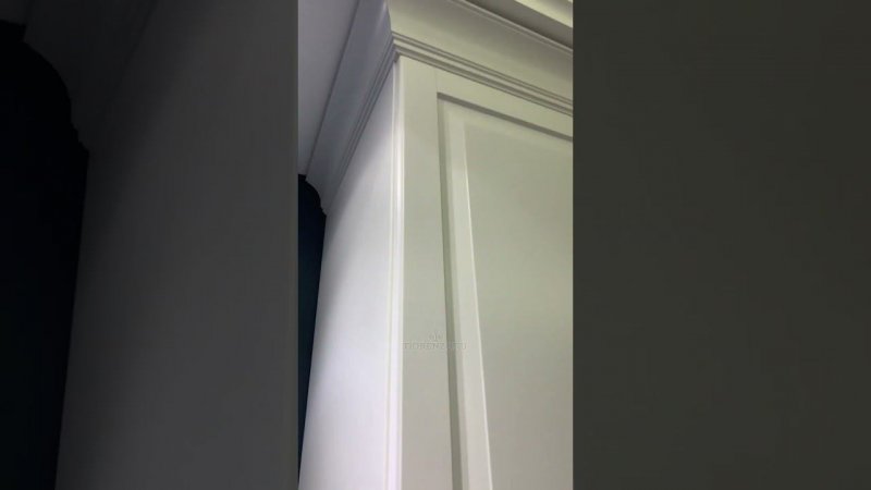 Шкаф в прихожую в классическом стиле из МДФ