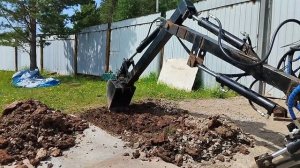 самодельный минипогрузчик экскаватор. Копаем)