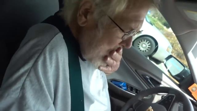 ЗЛОЙ ДЕД ПРОБУЕТ ПИЦЦУ С КОПЧЕНОСТЯМИ ИЗ МАЛЕНЬКОГО ЦЕЗАРЯ смотреть онлайн