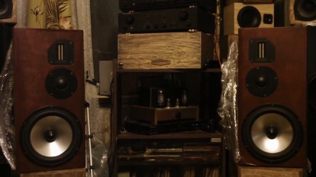 трёхполосная акустика с купольным среднечастотным динамиком играет пианино смотреть онлайн