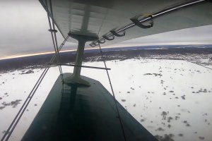 Энергичный и красивый взлет со снежного аэродрома на самолете АН-2 на лыжах