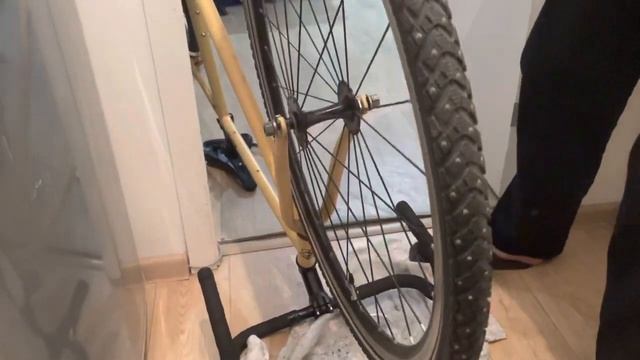 BearBike 700x35c зимой на шипах 28x1.35 Не влезает покрышка и трёт? смотреть онлайн