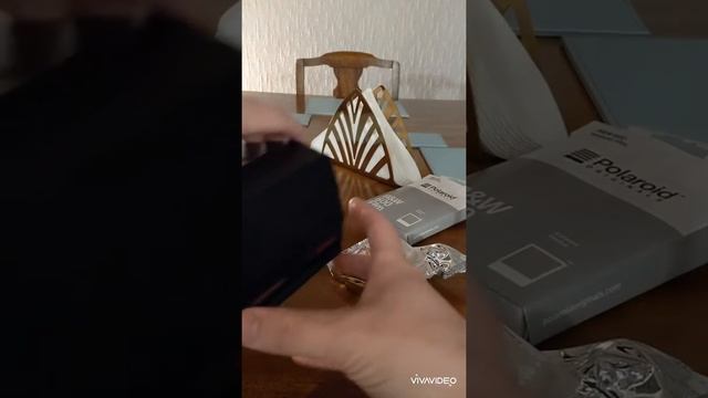 Loading bw Polaroid Originals film into a Polaroid 670AF camera смотреть онлайн