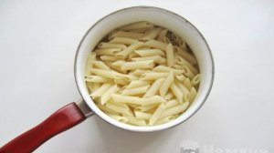 Макароны по-флотски с отварной курицей и луком
