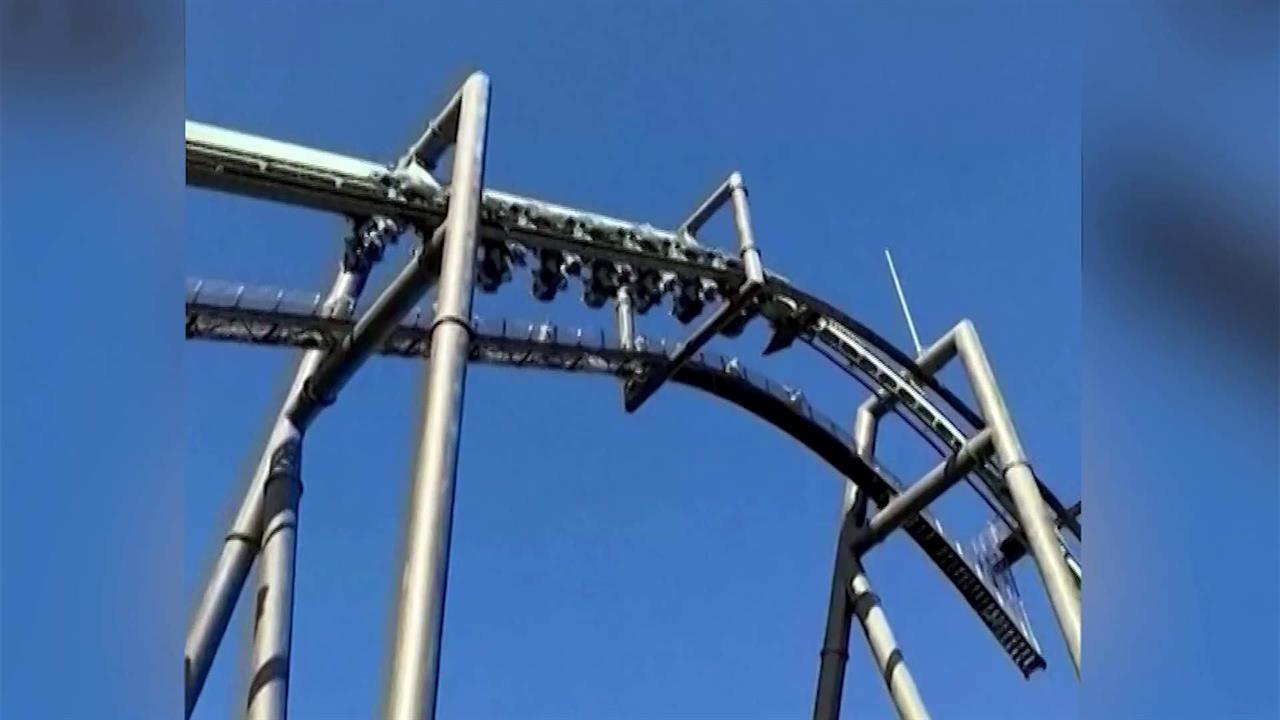 В Японии посетители аттракциона полчаса провесили вниз головой на 40-метровой высоте