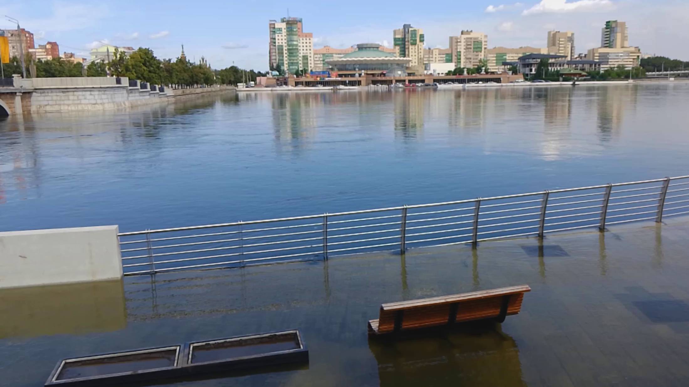 Полузатопленная набережная р. Миасс, Челябинск