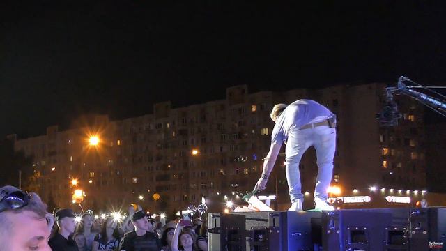 Дима Билан кидает самолётики. Хит "На берегу неба" (4К-видео) смотреть онлайн