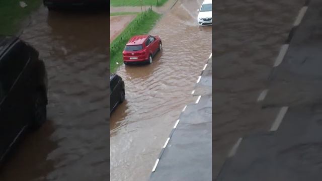 Посёлок:Свердловский.Улица строителей 18.Затопило дорогу смотреть онлайн