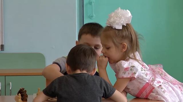 Дети из садика "Василёк" научились играть в шахматы смотреть онлайн