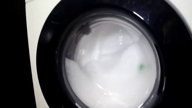 стирка на стиральной машине Samsung, стиралка вся в пене и не большой Sudslock! смотреть онлайн
