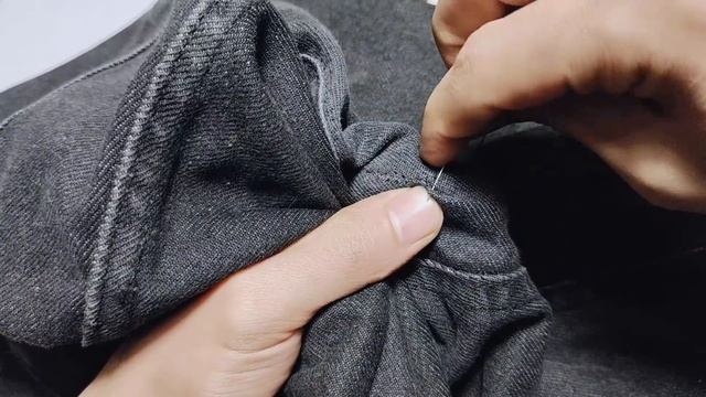 Learn by yourself how to invisibly fix a hole on jeans between the legs смотреть онлайн