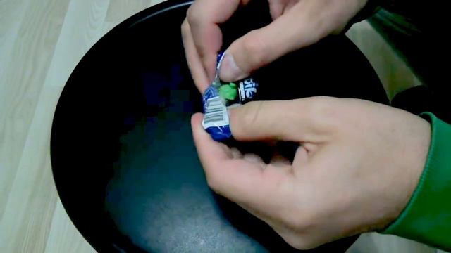 Stikeez - внутри зелёный резиновый человечек с присоской смотреть онлайн