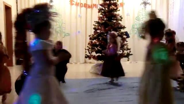 танец рыбок в детском саду.... смотреть онлайн