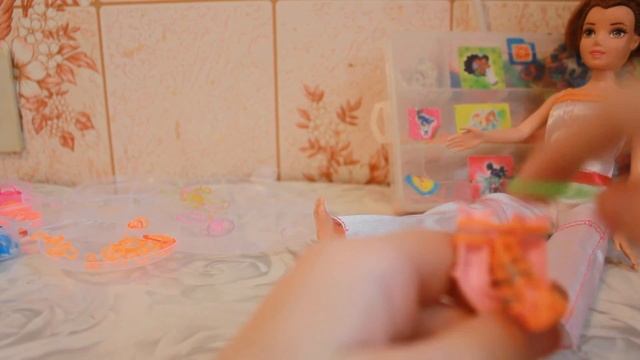 Плету из резиночек Сумочку для куклы Барби .Плетение из резинок на рогатке . Мои браслеты смотреть онлайн
