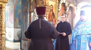 Протоиерей Владимир Агриков получает награду от епископа Петра Луховицкого