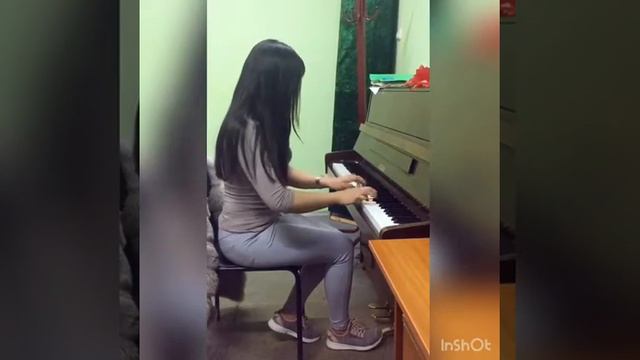 Вообще красиво играет на пианине❤😍