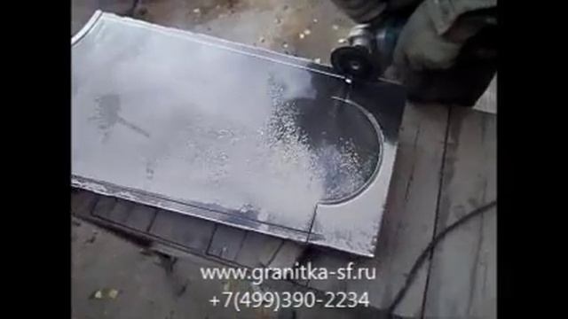 Простой памятник из гранита.